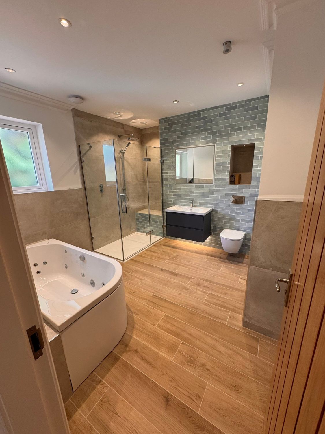 Main bathroom with jacuzzi bath and walk-in shower